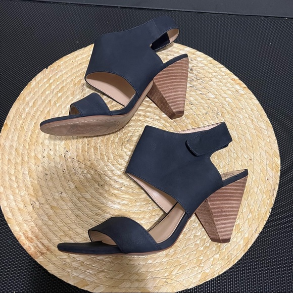 Vince Camuto Chic Minimalist Leather Evisa Sandals Heel - Picture 4 of 12